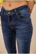 Приталенные женские джинсы темно-синего цвета 129R605 - фото № 4