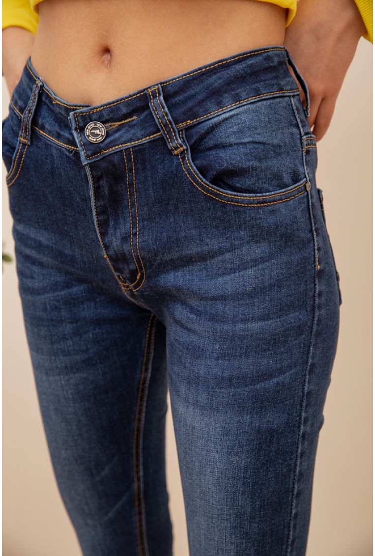 Купить Приталенные женские джинсы темно-синего цвета 129R605 - Фото №5