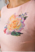 Короткое летнее платье с цветами Розы цвет Персиковый 172R016-1