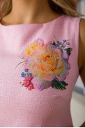 Короткое летнее платье с цветами Розы цвет Розовый 172R016-1