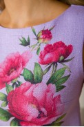Короткое льняное платье, с цветами Пионы, цвет Сиреневый, 172R018-1 - фото № 3