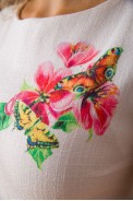 Короткое льняное платье с цветами и бабочками цвет Молочный 172R017-1