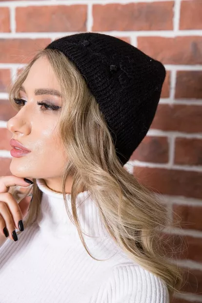 Жіноча однотонна шапка, чорного кольору з вишивкою, 167R7786