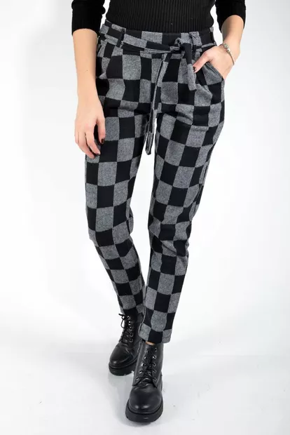 Женские зауженные брюки в клетку, черного цвета, 117R044