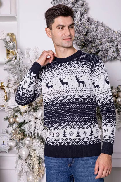 Свитер мужской с оленями синего цвета