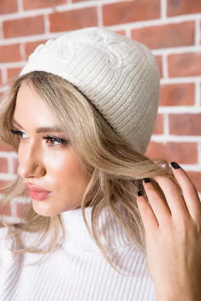 Однотонная женская шапка, молочного цвета, 167R015