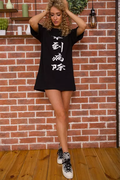 Подовжена жіноча футболка з принтом, колір Чорний, 117R1022