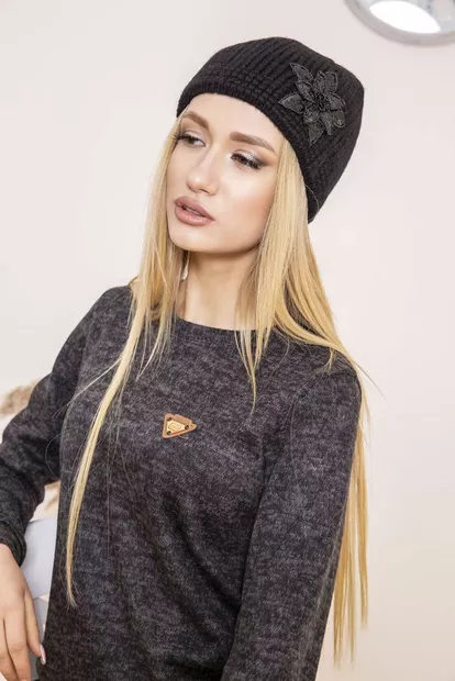 Женская шапка, черного цвета с декором, 167R008