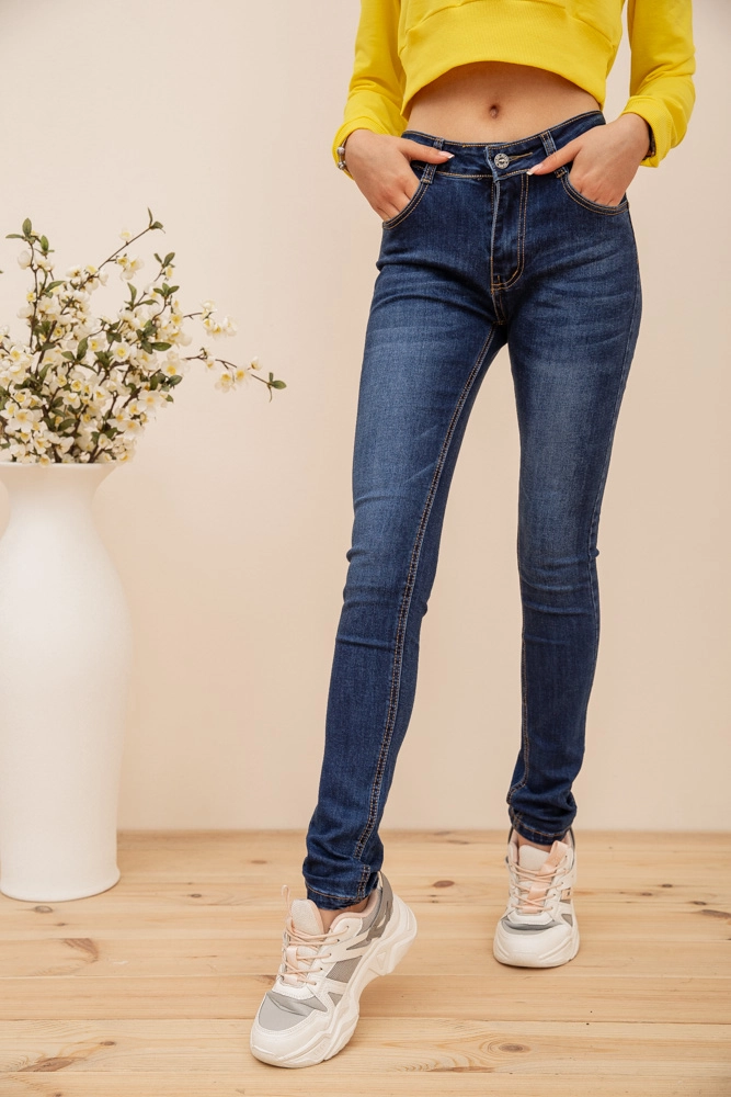 Купить Приталенные женские джинсы темно-синего цвета 129R605 - Фото №1
