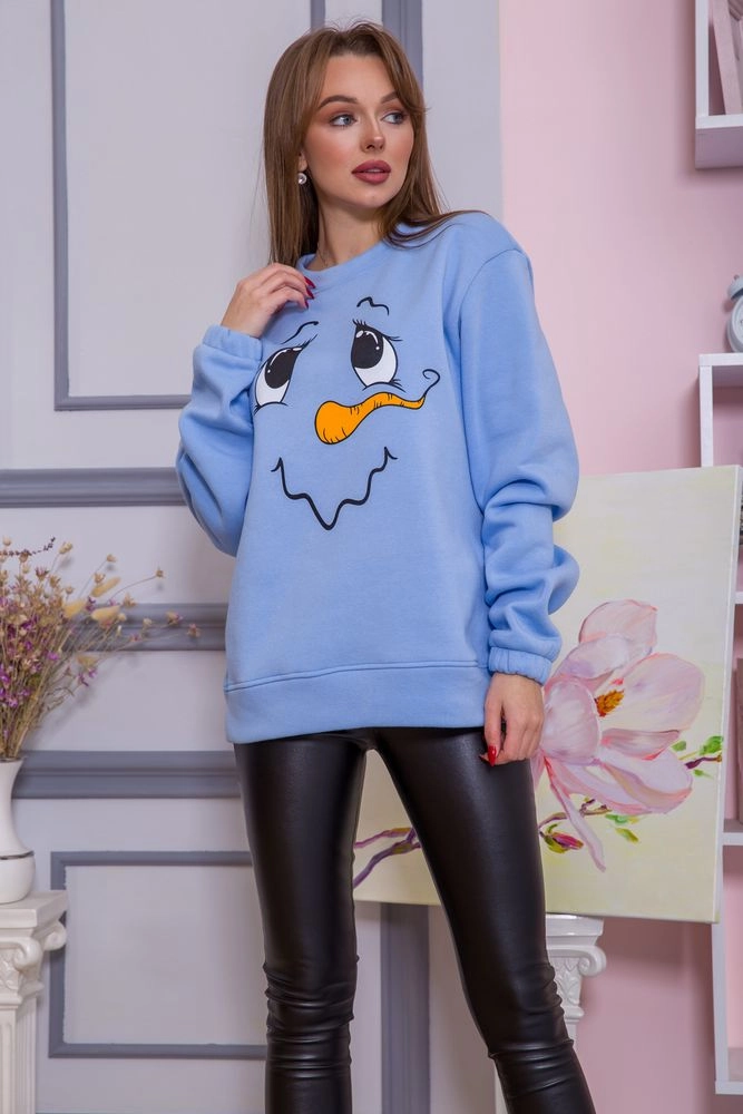 Купить Женский свитшот на флисе с принтом Снеговик голубого цвета 102R262 оптом - Фото №1