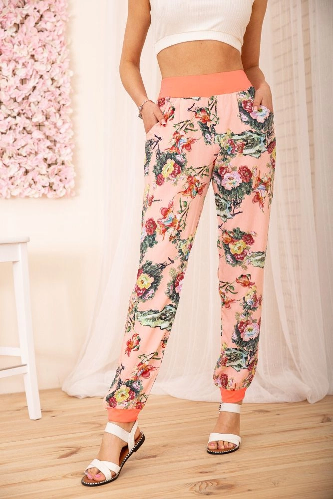 Купити Літні бавовняні штани з квітковим принтом колір Рожевий 172R63-1 оптом - Фото №1