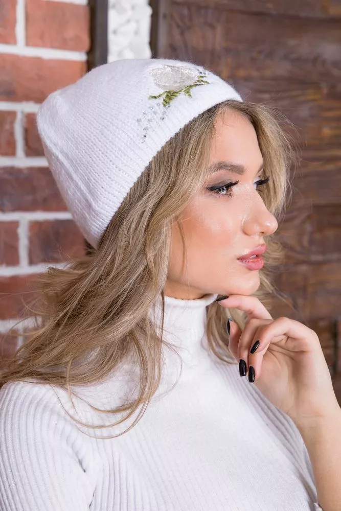Купить Женская белая шапка, с цветочной вышивкой, 167R7782 оптом - Фото №1