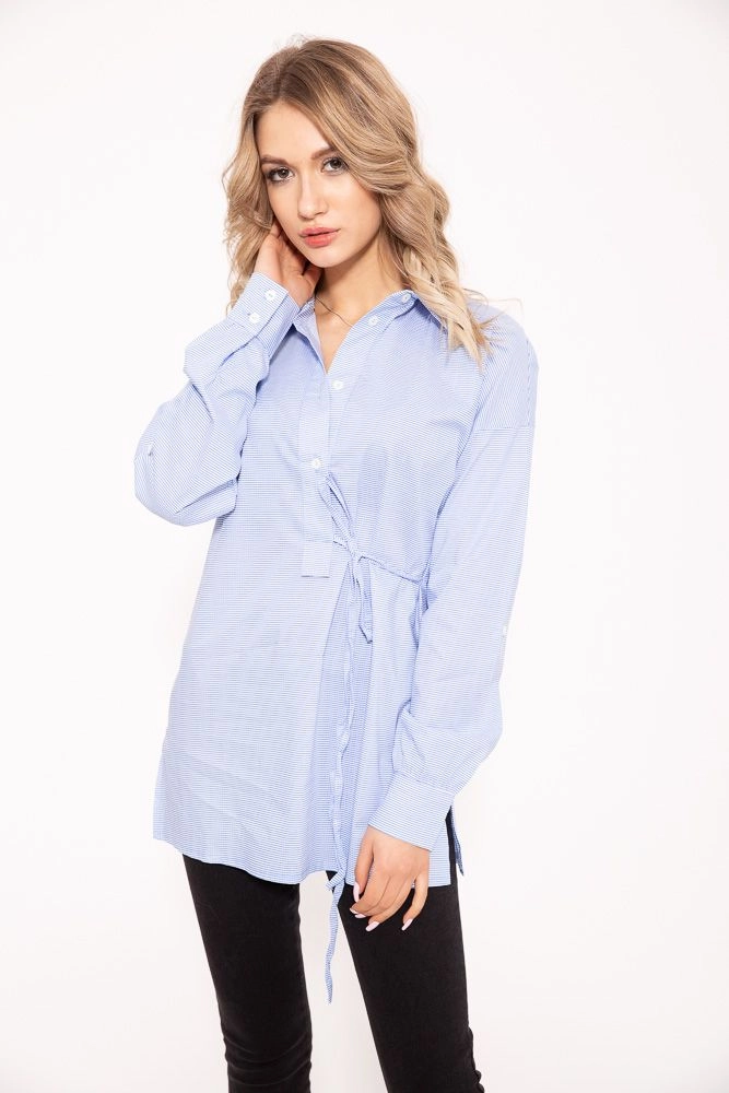Купити Біло-блакитна блузка подовжена, з поясом на талії та бічним розрізом 115R199 оптом - Фото №1